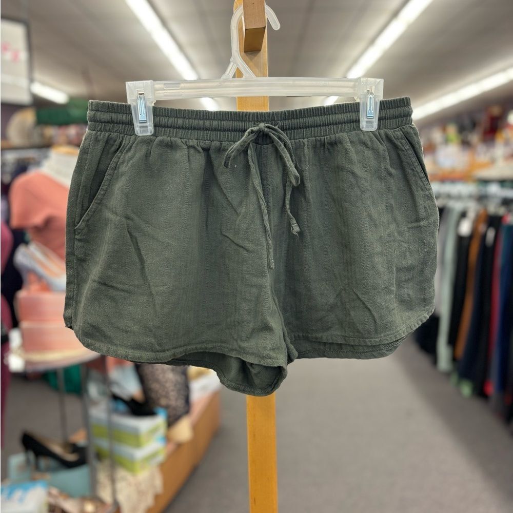 🛍️ Universal Threads ladies med green shorts